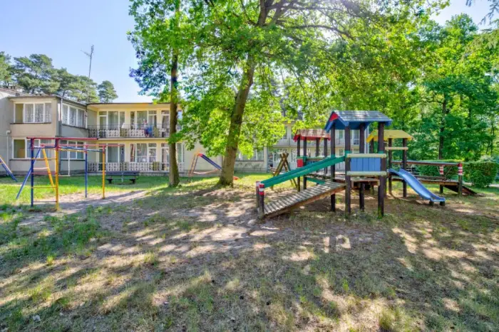 Midzywodzie: Wychowawca kolonijny